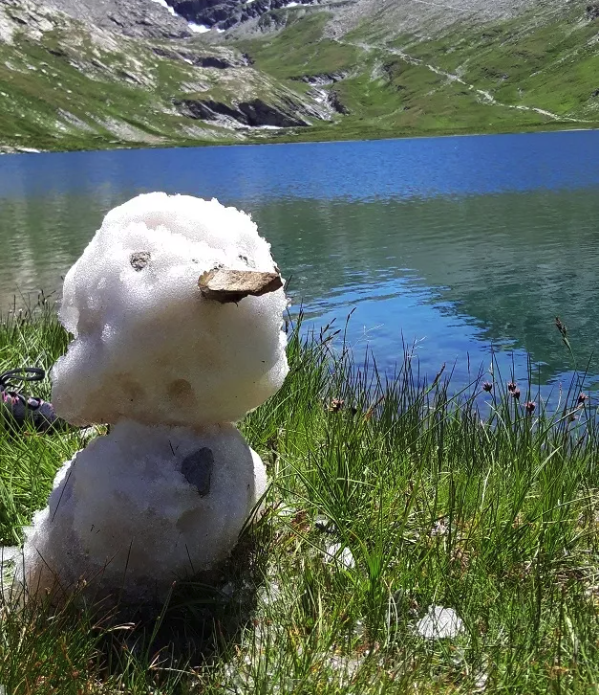bonhomme de neige devant un lac