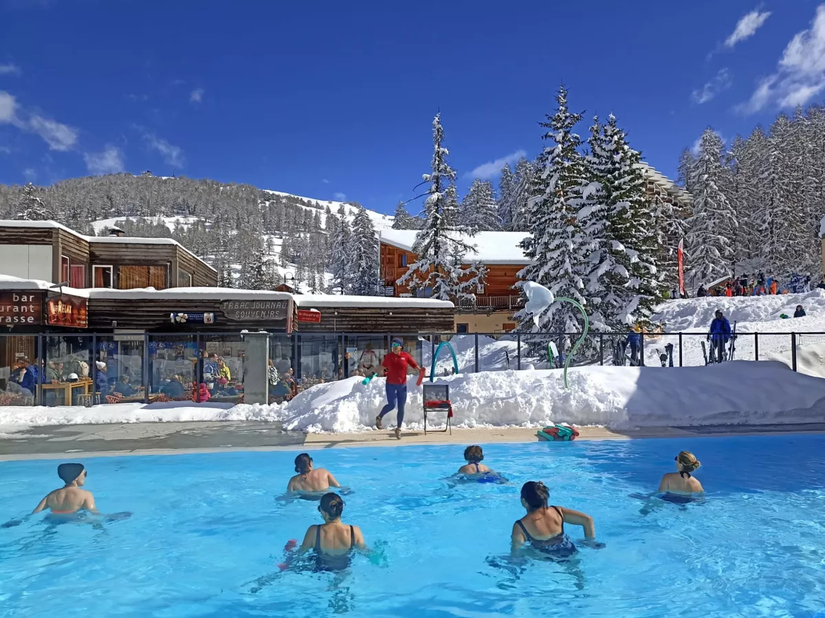 Cours d'aquagym a la piscine exterieure de Vars